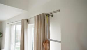 Quelle distance laisser entre la tringle et le mur ?