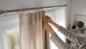 Comment poser deux rideaux sur une seule tringle